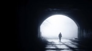 穿過黑暗隧道