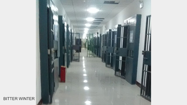 教育轉化營宿舍樓內景，每個房間都安裝雙層鐵門，跟監獄一樣
