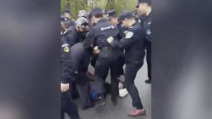 警察毆打村民（視頻截圖）