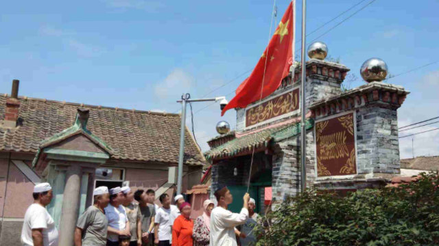 遼寧省某清真寺的穆斯林被迫舉行升國旗儀式（知情人提供）
