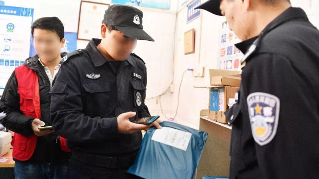 民警使用雲遞安app查驗包裹開箱照片、收寄件人及快遞員信息等（網絡圖片）