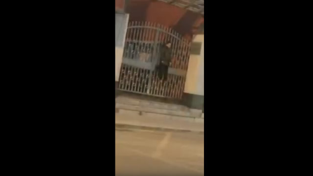 退役老兵于海平的遺體被發現吊在山西信訪局大門上（視頻截圖）
