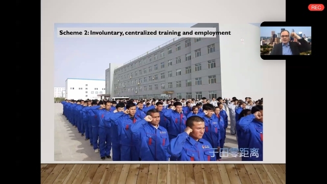 從教育轉化營中「結業」後，維吾爾男女宣誓忠心報國，準備到各地工廠從事強制勞動