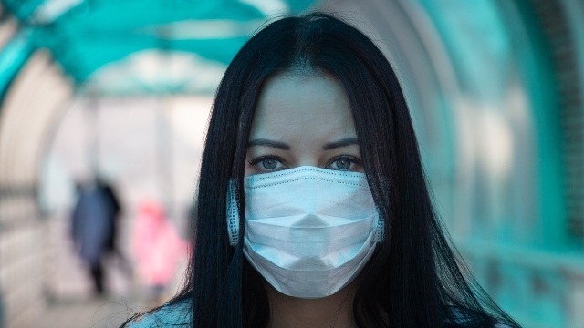 新冠肺炎爆發期間在街上戴著口罩的人（https://www.vperemen.com - CC BY-SA 4.0）