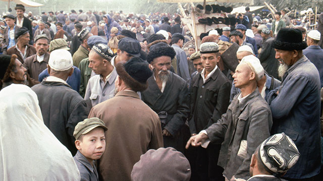 新疆喀什某市場內的維吾爾人和漢族人