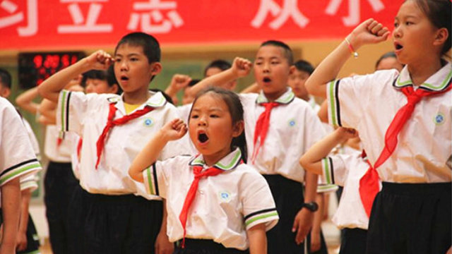 寧夏回族自治區一所小學少先隊員們在兒童節「紅領巾心向黨」活動中宣誓（網絡圖片）