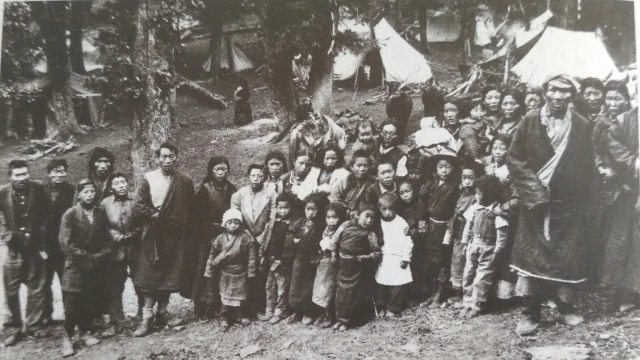 上世紀60年代印度北部的一群早期藏族難民（由西藏博物館／DIIR提供）