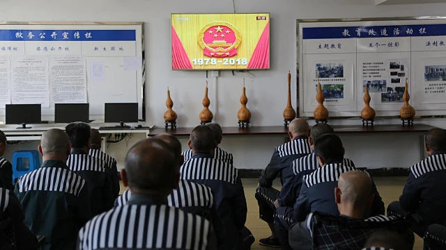 服刑人員正在觀看中共宣傳視頻（網絡圖片）