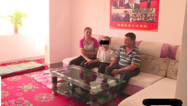配有廉價沙發和茶几的「中國化」房屋，習近平的畫像取代了宗教標誌。（格羅斯教授的推文）