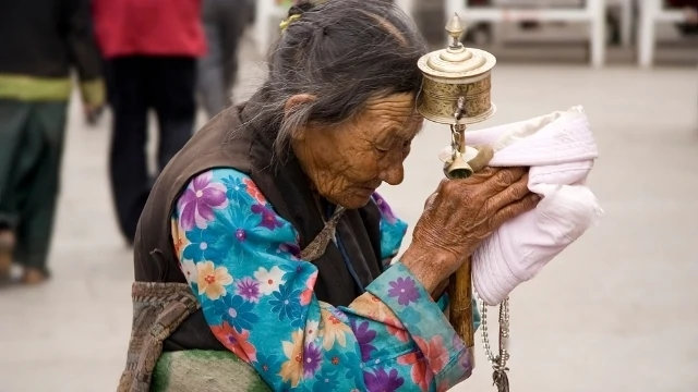 西藏拉薩一名藏族婦女在禱告（I, Luca Galuzzi - CC BY-SA 2.5）