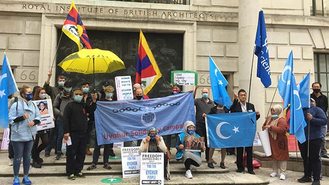 維吾爾人與聲援他們的西藏和香港人聚集在中國駐倫敦大使館外進行抗議，以紀念國際失蹤者日