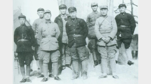 一張罕見的1936年中共幹部的圖片顯示楊尚昆站在前排左面第二位，鄧小平站在後排左面最後一位（公共領域）