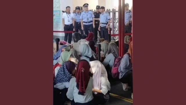 三亞占族女學生在抗議，有警察看守（圖片來自Weibo,由Twitter轉發）