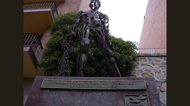 「紀念天安門」（西班牙雕塑家何塞·安東尼奧·埃爾維拉Jose Antonio Elvira作品，照片：Zósimo - CC BY-SA 3.0）