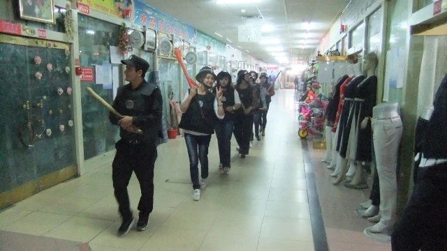 在和田的商業區，家鄉護衛隊拿著棍棒巡邏（圖片由露絲·英格拉姆拍攝）