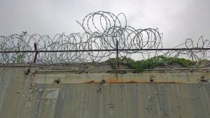 監獄圍墻和鐵絲網