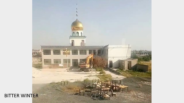 挖掘機正在拆除該寺有明顯伊斯蘭教元素的一部分建築