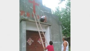 圖二 劉廠南教堂被查封，十字架也要被塗抹