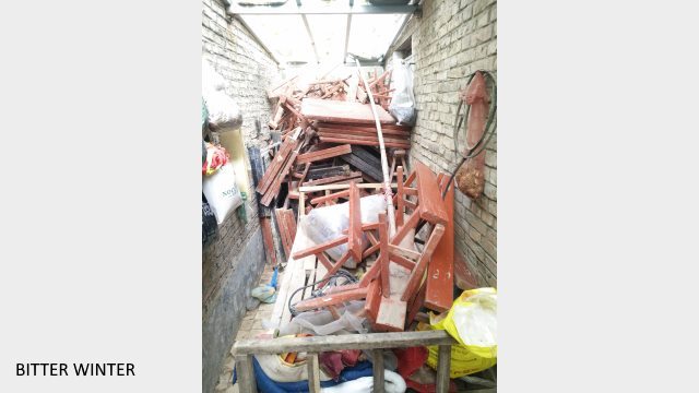 桑固鄉婁王村教堂內的設施被砸爛堆放一起