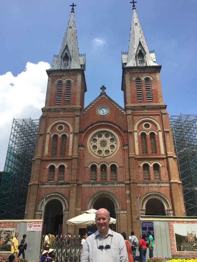 馬西莫·英特羅維吉（Massimo Introvigne）在越南胡志明市西貢聖母聖殿主教座堂門前