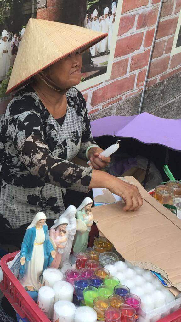 越南胡志明市出售天主教宗教用品的街頭商販