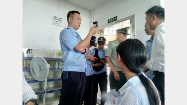 警察正在給黃小寧牧師登記身分證和攝像（網路圖片）