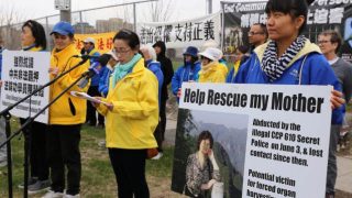 魯鴻雁在中國駐渥太華大使館前主持一場支持母親的集會。《大紀元》免費提供,攝影：Donna He