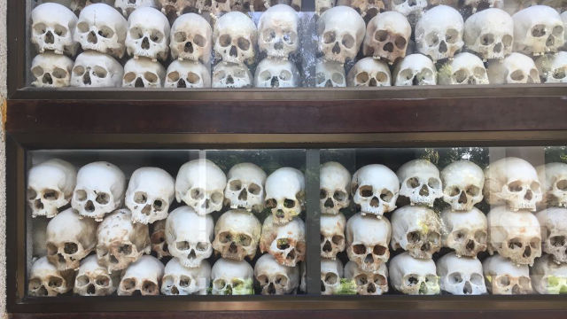 瓊邑克佛塔陳放著5000個從紅色高棉萬人塚中發現的顱骨