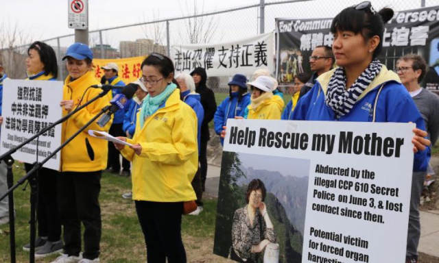 魯鴻雁在中國駐渥太華大使館前主持一場支持母親的集會。《大紀元》免費提供，攝影：Donna He