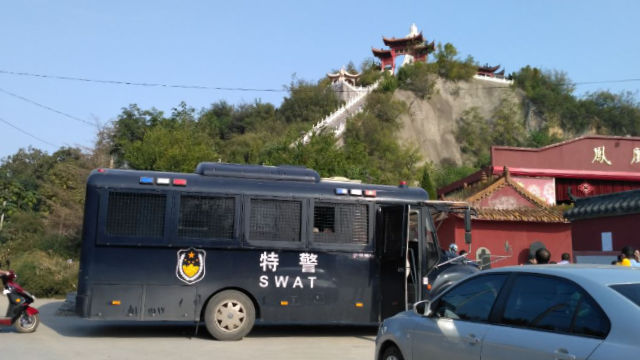 特警在老君堂村山下(知情人提供) 特警在老君堂村山下(知情人提供)