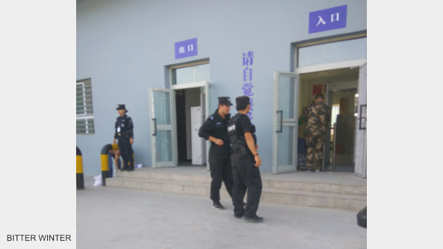 教育轉化營外有警察巡邏、看守