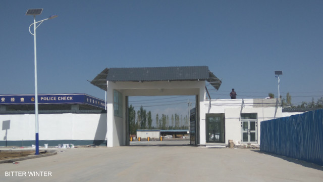 新疆霍城縣「教育轉化」營旁邊的大型生產基地