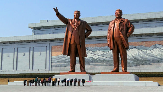 朝鮮平壤萬壽台山崗上，朝鮮獨裁者金日成（1921—1994年）和金正日（1941—2011年）的巨大銅像高高矗立（Bjorn Christian Torrissen –CC BY-SA 3.0）
