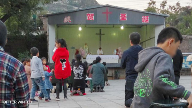 信徒們露天做彌撒 信徒們露天做彌撒