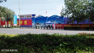 新疆霍城縣服裝服飾產業園已被改建成轉化營，但產業園的牌子沒變，還豎立在大門旁邊