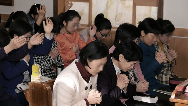 信徒迫切禱告（網絡圖片）