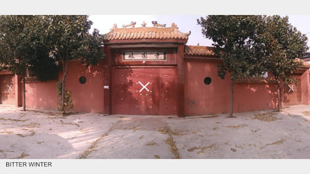 當地政府官員將寺廟的三個大門都貼上封條