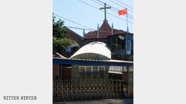 丹東市元寶區金山鎮基督教堂豎立國旗（8月中旬）