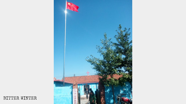 丹東市湯山城鎮三自教堂聚會點豎立國旗（8月下旬）
