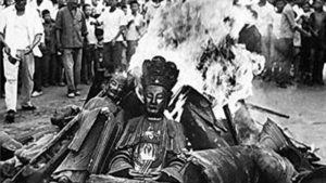 文革時期寺廟被毀佛像被燒（公共領域）