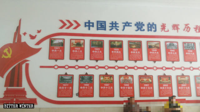 曹吳莊教堂牆面上貼著寫有「共產黨光輝歷程」的海報