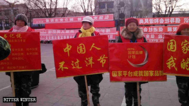 遊行隊伍中「不過洋人節」的標牌 遊行隊伍中「不過洋人節」的標牌