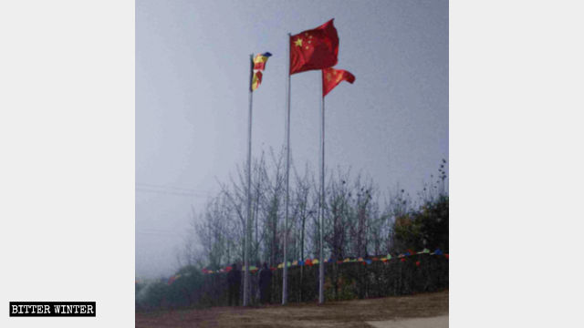 護國極樂寺門前並排升掛的國旗和寺旗