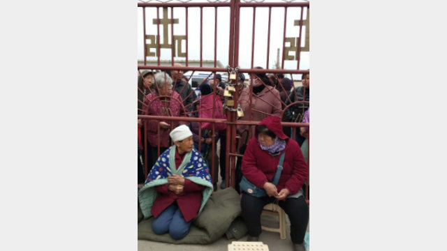 教友鎖住教堂的門,將天主教愛國會指派的神父拒之門外(知情人提供) 教友鎖住教堂的門,將天主教愛國會指派的神父拒之門外(知情人提供)