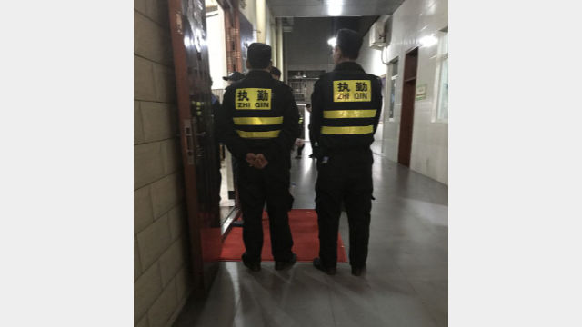 執勤協警在把守教堂大門(知情人提供) 執勤協警在把守教堂大門(知情人提供)
