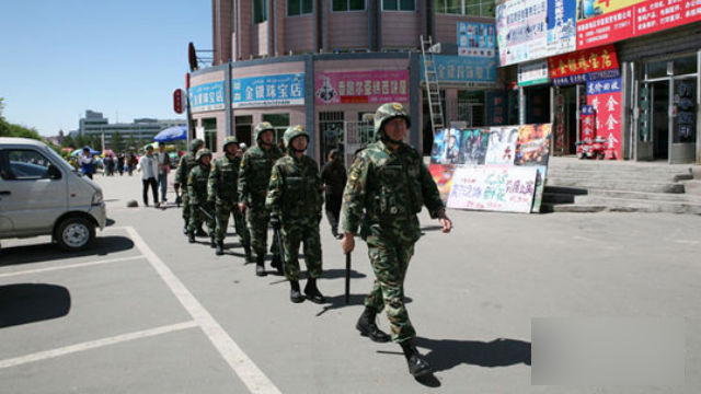 警察在新疆街面巡邏（網絡圖片）