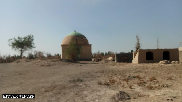 新疆尉犁縣穆斯林墳墓上的月牙標誌被拆除