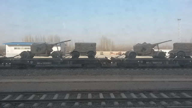 2017年11月，中共用火車將野戰炮和彈藥運往和田，以便在新疆南部「維穩」