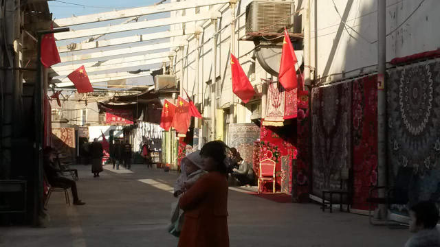 吐魯番的一個集市上紅旗飄飄（2018年夏天）