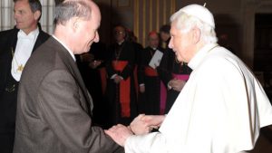 2012年11月8日，在梵蒂岡舉辦的會議上，英特羅維吉教授關於天主教神職人員的社會學研究的演講結束後，本篤十六世為他祝賀。